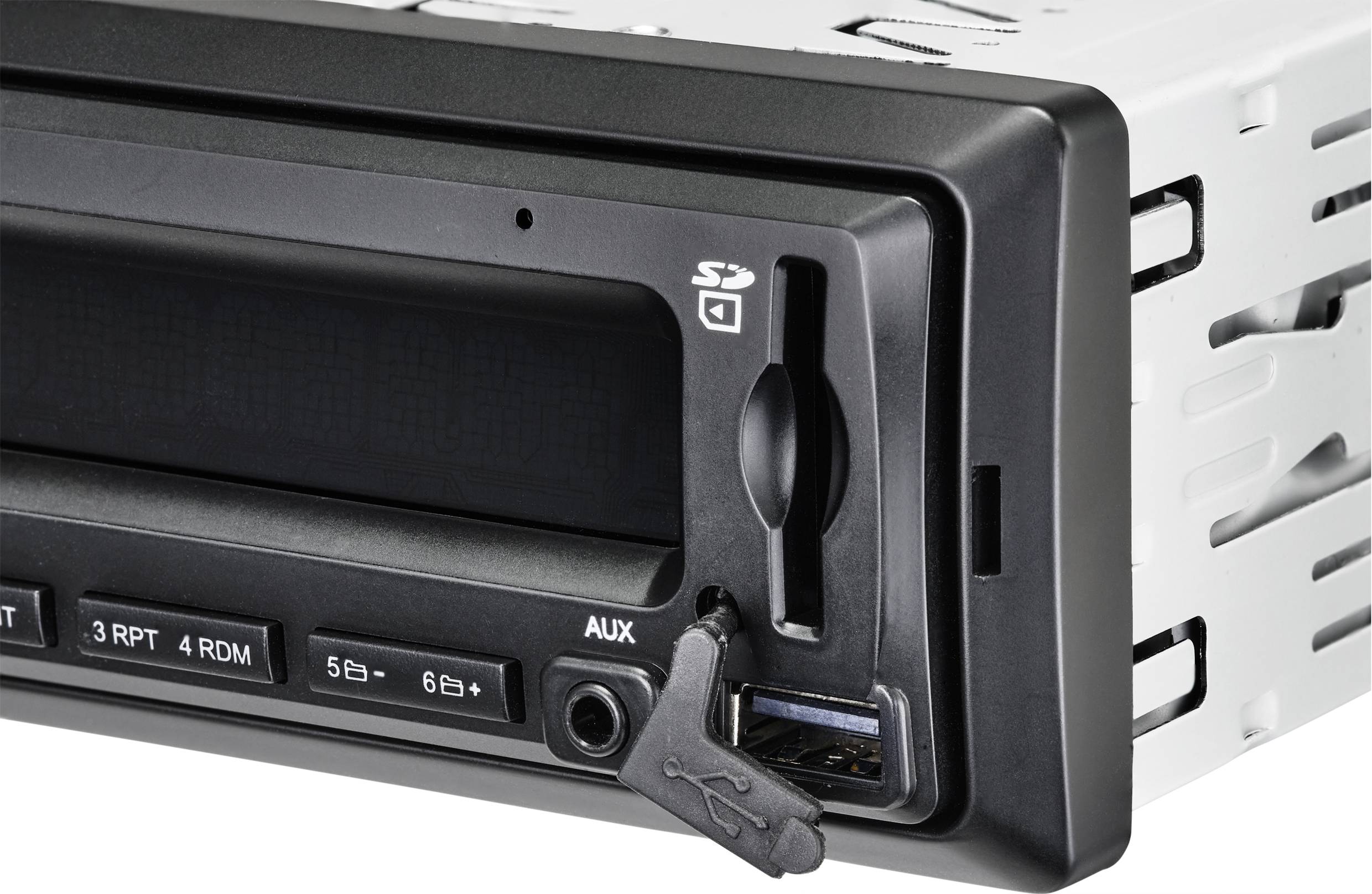 Bilradio med uttag för SD-kort och AUX. Svart frontpanel med reglage och display.