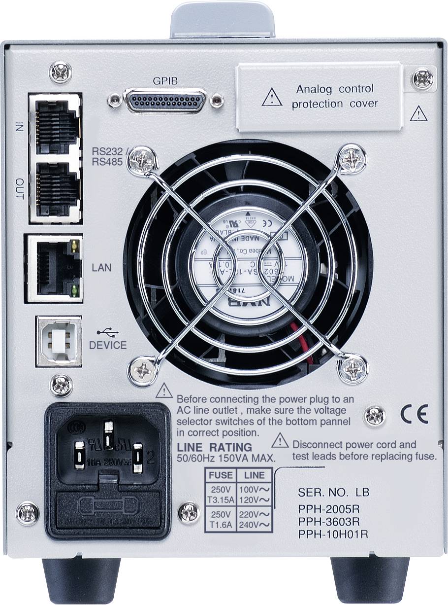 Baksidan av en elektronisk enhet med fläkt, anslutningar för RS232, RS485, LAN och andra gränssnitt. Notering om spänningsval.