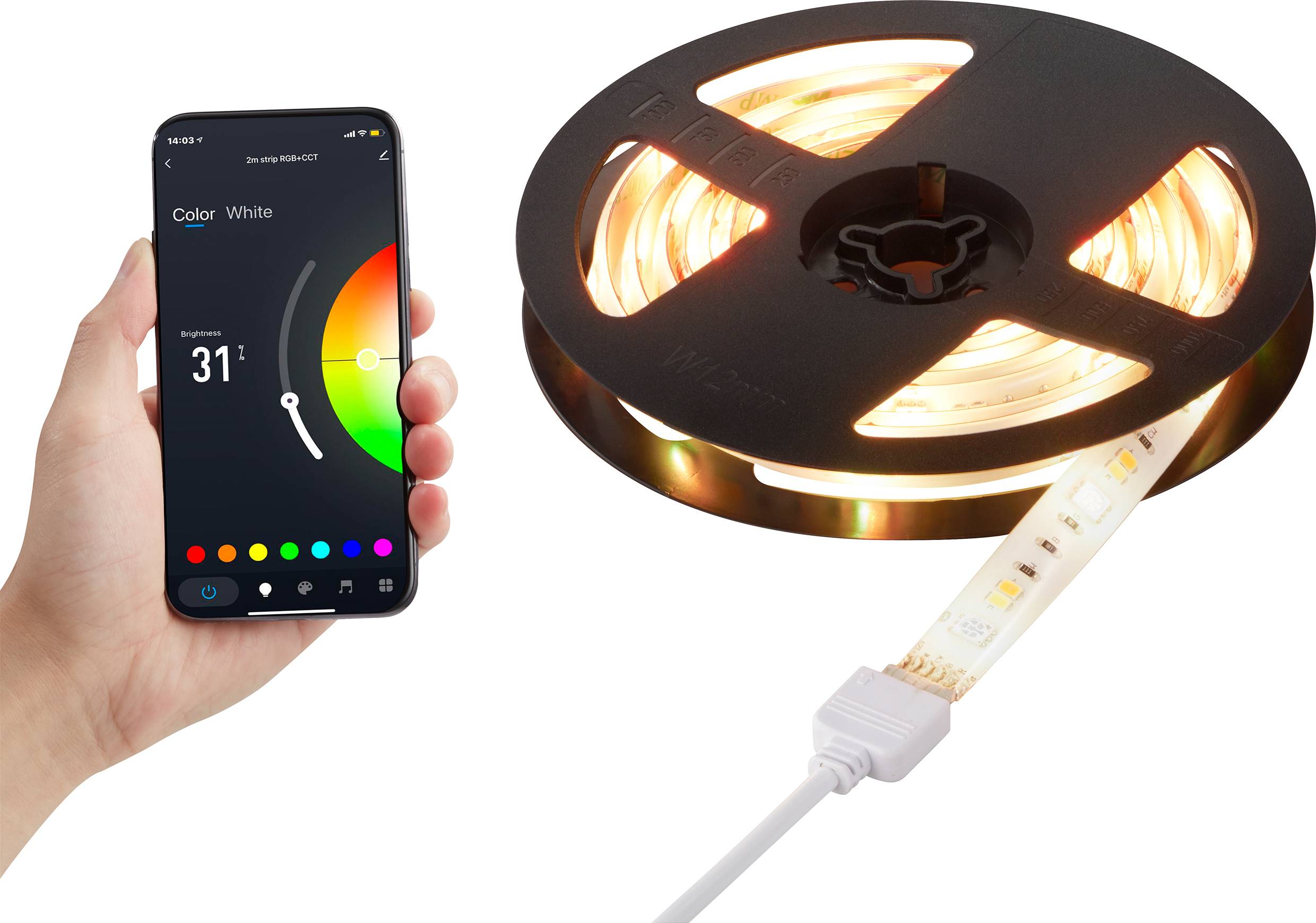 En hand håller en smartphone som visar en app för styrning av färgade LED-lampor. Bredvid mobilen ligger en upprullad LED-ljusslinga.