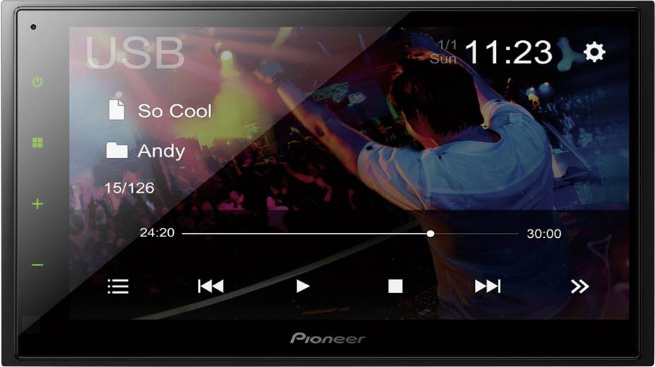 En bilradios display visar en USB-spelare med låten 'So Cool' av Andy, med en framstegsrad vid 15:12 minuter. I bakgrunden finns firande människor.