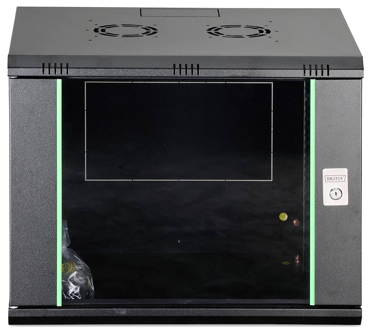 Ett litet svart serverracksskap med en glasdörr, ventilationsfläktar på toppen och ett lås på höger sida. Inre komponenter är delvis synliga.