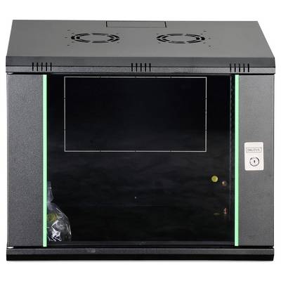Ett litet svart serverracksskap med en glasdörr, ventilationsfläktar på toppen och ett lås på höger sida. Inre komponenter är delvis synliga.