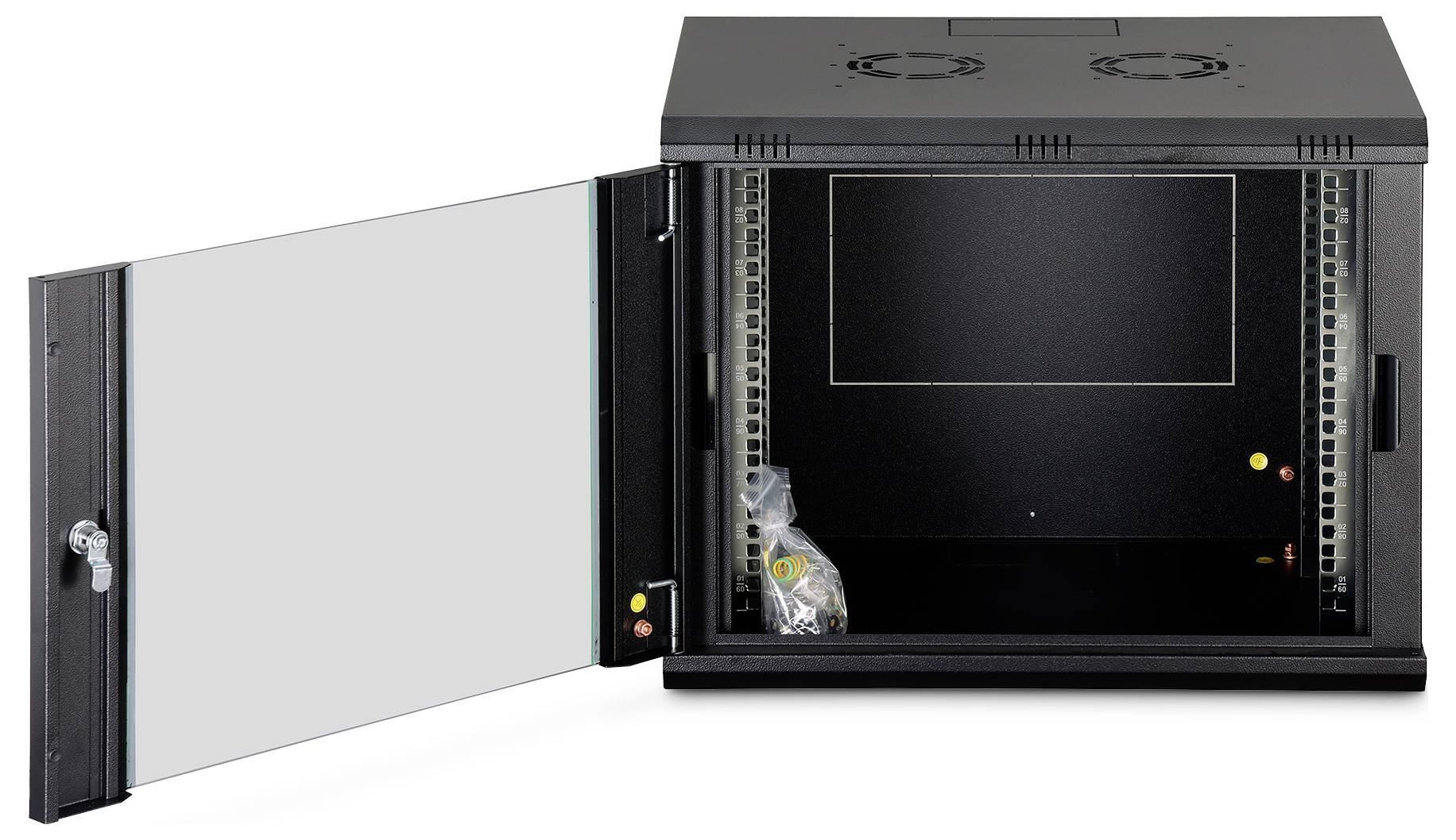 Ett svart väggmonterat serverrack med en öppen glasdörr som avslöjar ett tomt interiör avsett för nätverksutrustning och kabelhantering.
