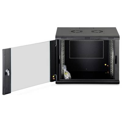 Ett svart väggmonterat serverrack med en öppen glasdörr som avslöjar ett tomt interiör avsett för nätverksutrustning och kabelhantering.