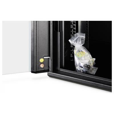 En öppen säkerhetsdörr avslöjar en plastkasse som innehåller skruvar och rawlplugs inuti ett svart metallhölje med måttmarkeringar.