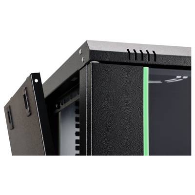 Närbild av ett hörn på en svart serverrack med en ventilerad paneldörr som är något öppen, vilket visar den texturerade ytan och ett grönt ljussken.