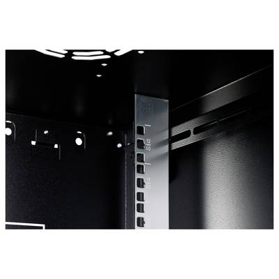 Närbild av en metallserverstativ med nummermarkeringar och ventilationsöppningar.