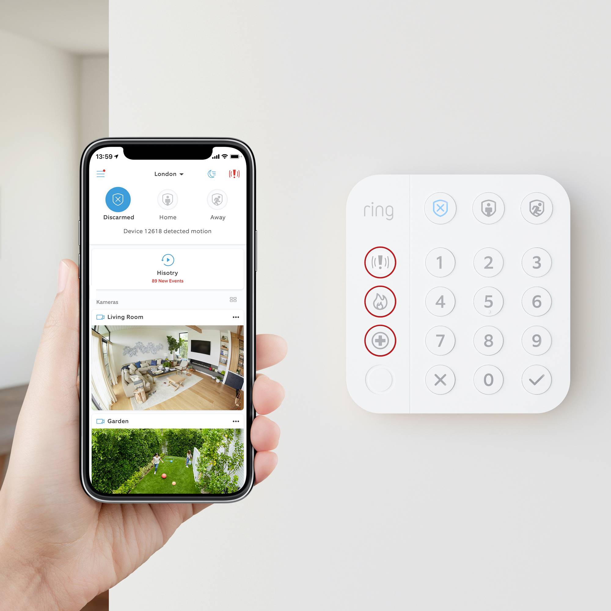 En person håller en smartphone med en övervakningsapp som visar bilder från inne- och utekanaler. Till höger finns en larmkontrollpanel monterad på väggen.