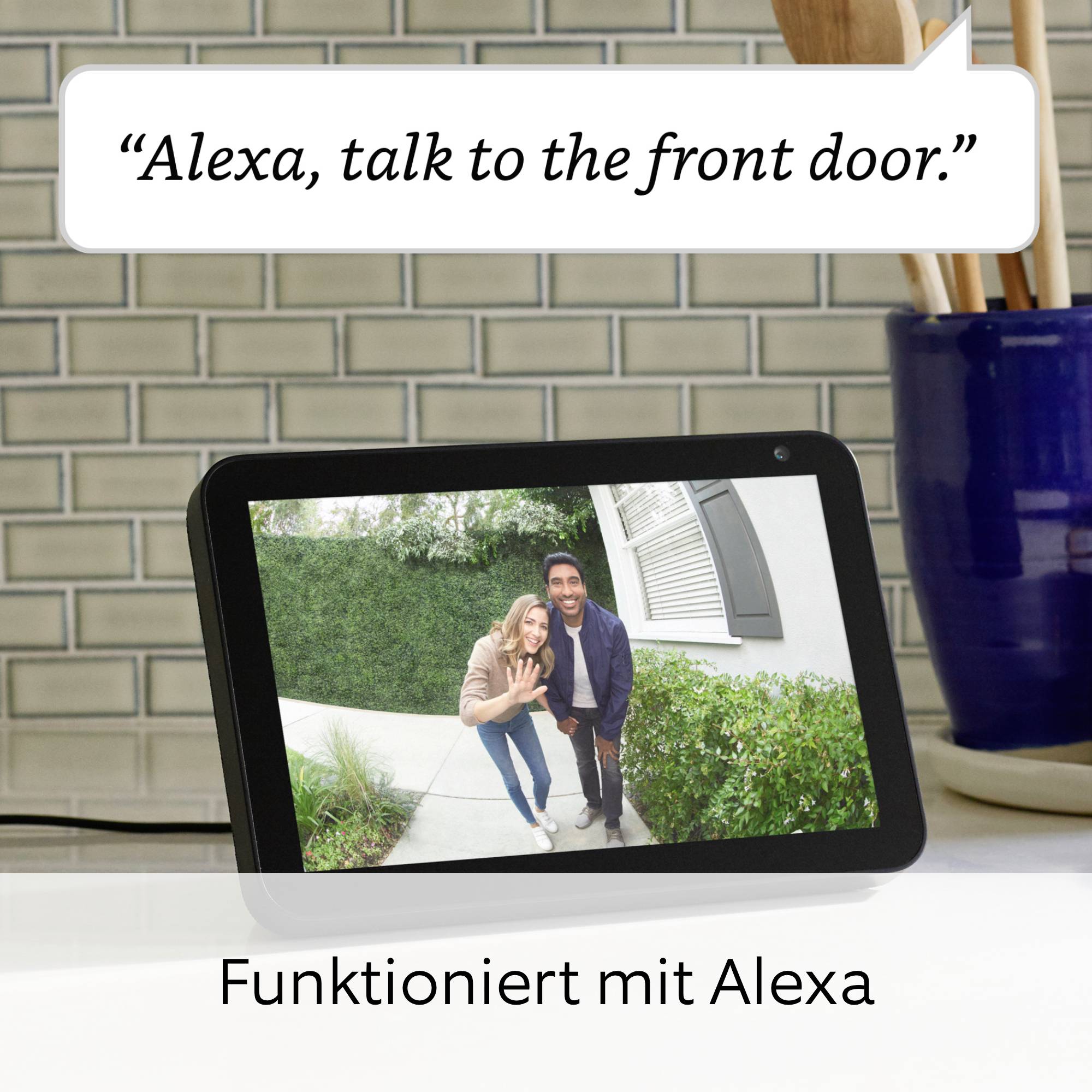 Ett smart-display visar två leende personer vid en ytterdörr. Text längst upp: 'Alexa, prata med ytterdörren.' Text längst ner: 'Fungerar med Alexa'.