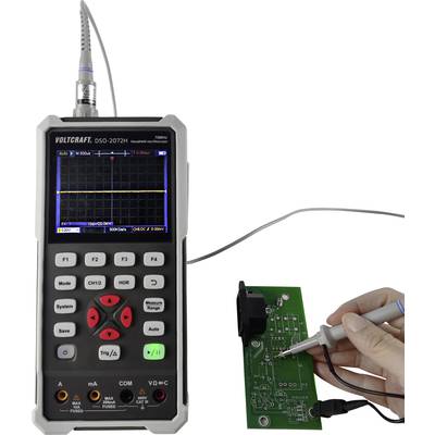 Ett handhållet oscilloskop mäter en elektronisk signal på ett kretskort. Displayen visar en sinuskurva och menyalternativ.