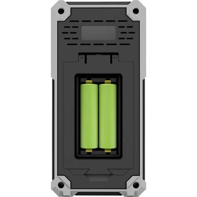 Två gröna batterier är installerade i ett rektangulärt, svart hölje med grå hörn. Höljet ser robust och industriellt ut.