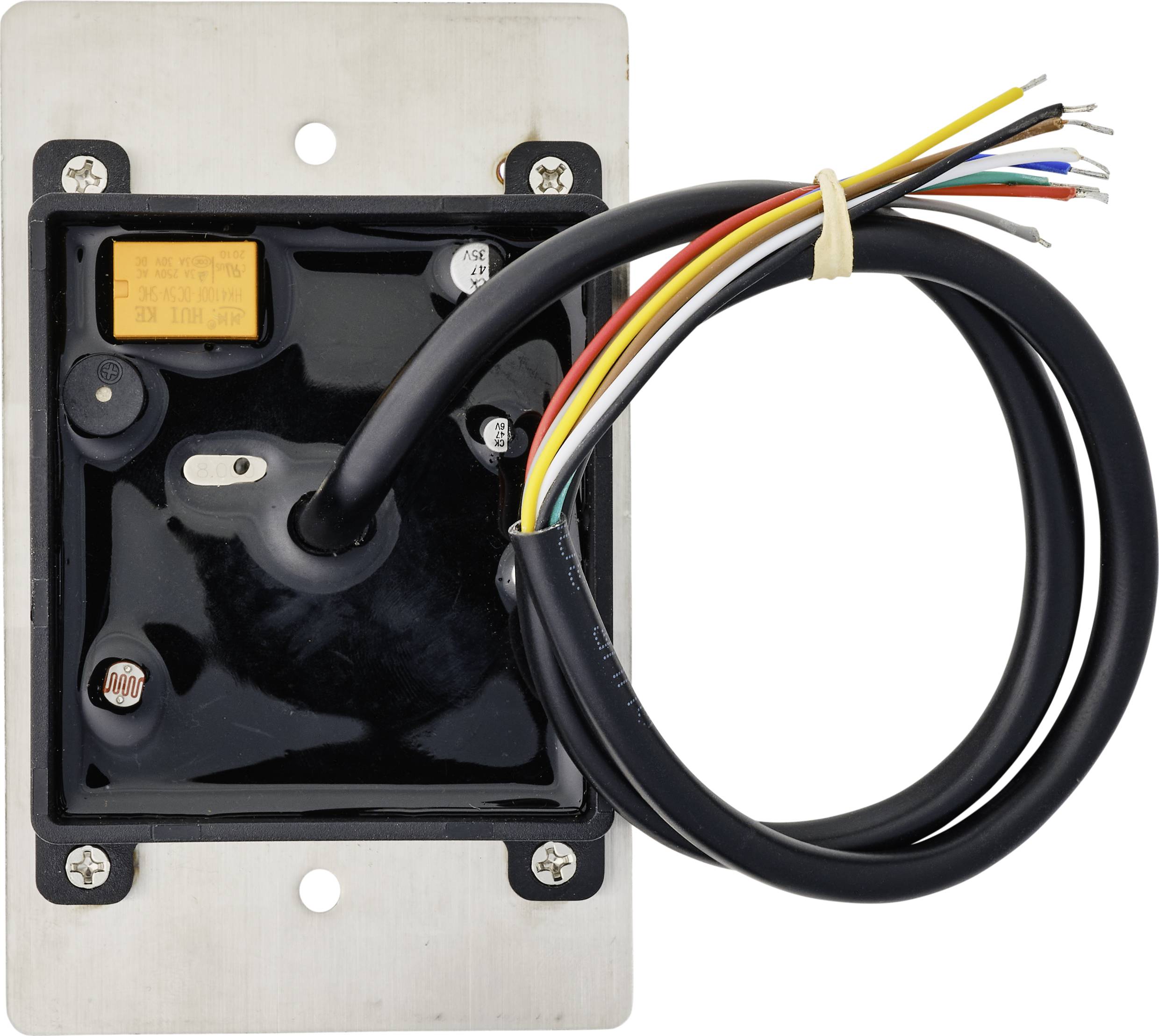 Elektriskt komponentskomponent med svart hölje, kabel och färgade ledningar monterade på en metallplatta. Kabeln är buntad.