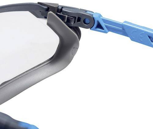 Närbild av ett blå-svart sporttillbehör för ögonen med klara glas och robust ram.
