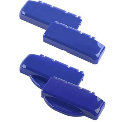 Tre blå plastdelar med razzorlock-designade clips, sannolikt bromsbeläggsersättningar, ligger bredvid varandra på en vit bakgrund.