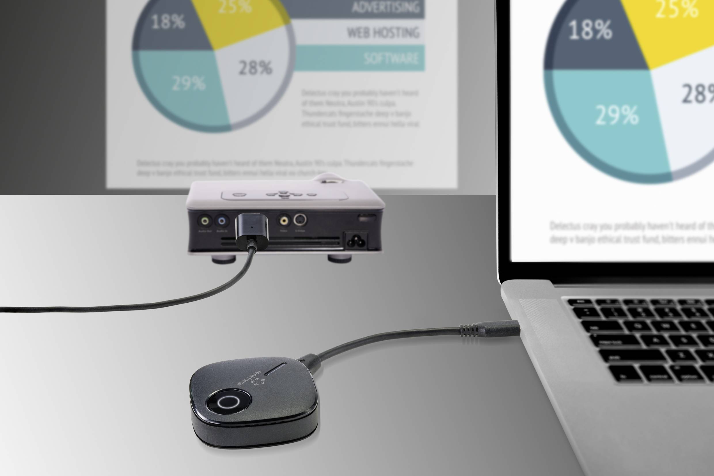 Ett konferensrum med en bärbar dator och en trådlös presentationsenhet som är ansluten till en projektor. Diagram på skärmen.