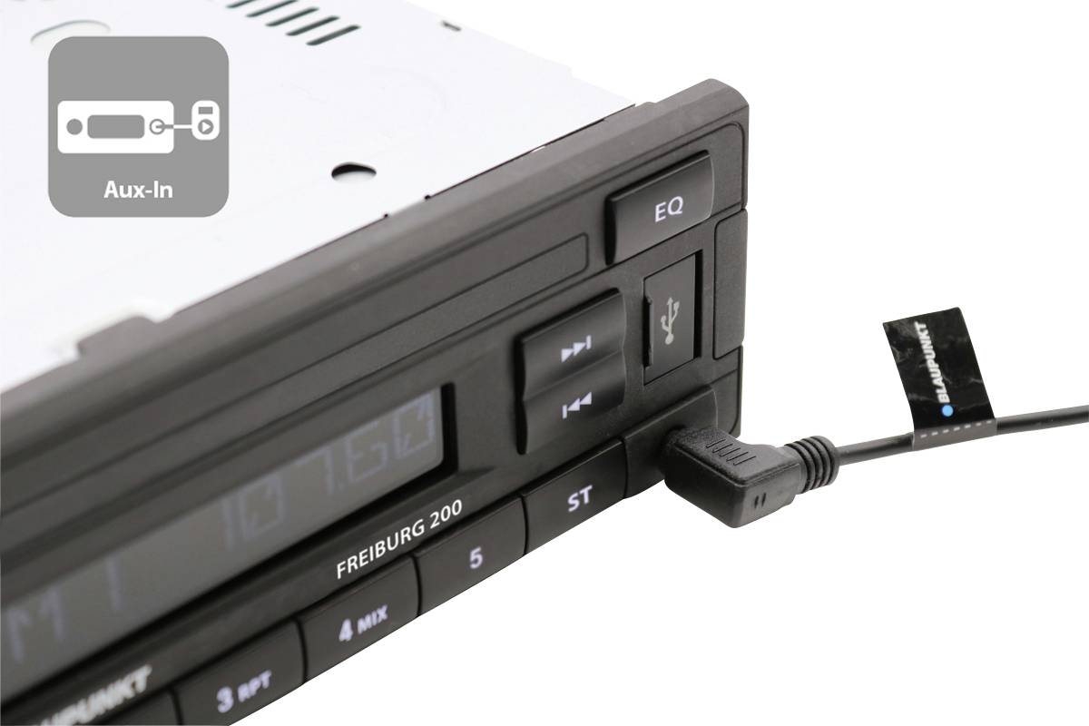 Bilradio med USB-anslutning och kabel inkopplad, EQ-knapp synlig. Text på skärmen visar 'FREIBURG 200'.
