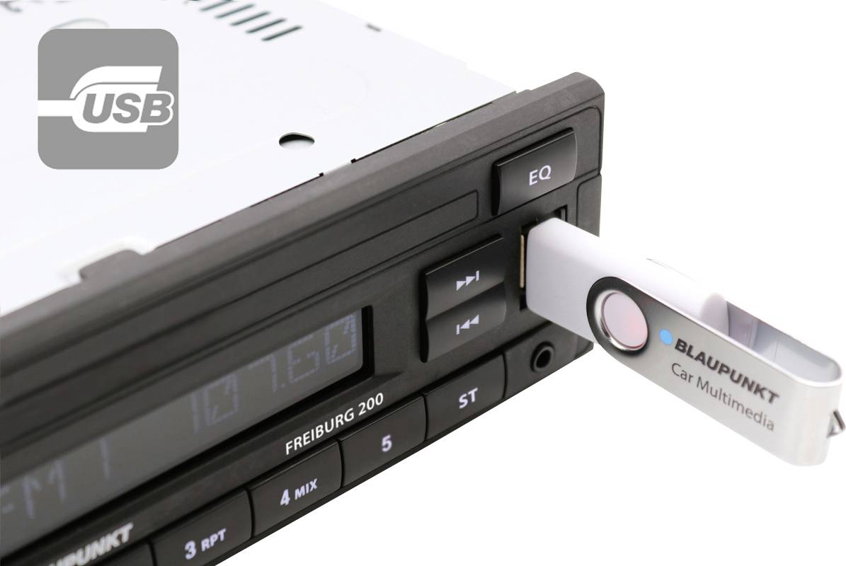En bilradio med en isatt USB-sticka. Stickan är från Blaupunkt och har texten 'Car Multimedia'.