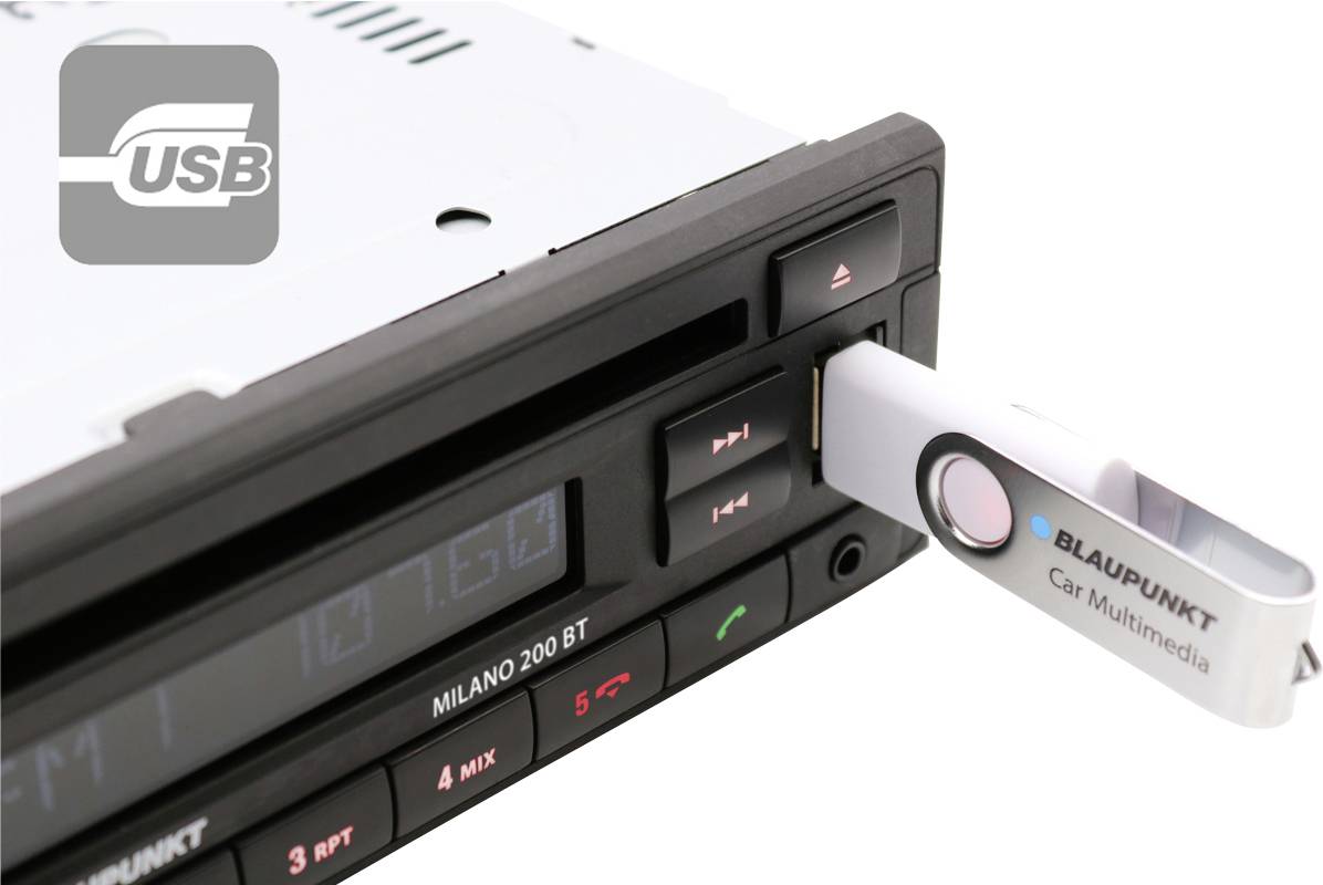 En bilradio av märket Blaupunkt med en USB-sticka instucken. På radion står det 'MILANO 200 BT'. Uppe till vänster finns en USB-symbol.