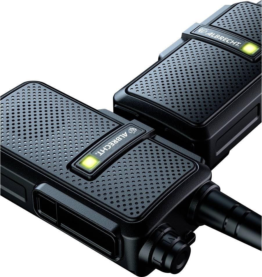 Två svarta walkie-talkies märkta 'Albrecht', sammankopplade med kablar och gröna kontrollampor, mot en mörk bakgrund.