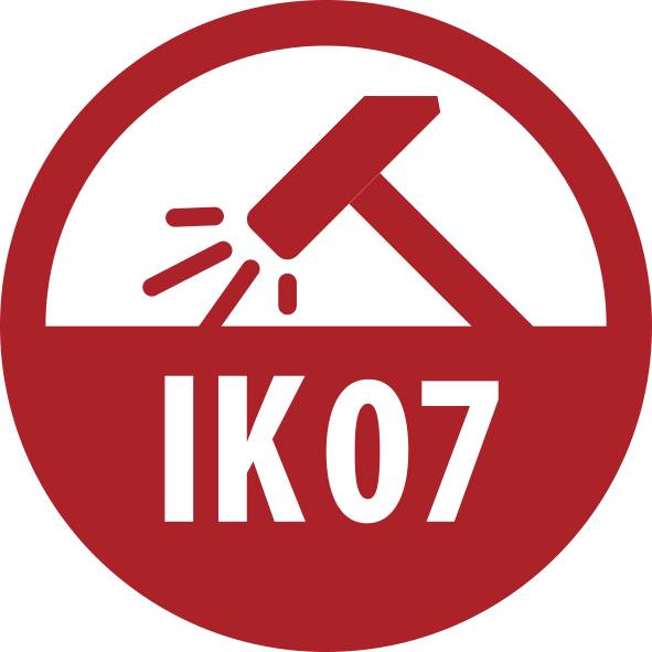 Röd cirkulär IK07 slagåterhållningssymbol som visar en hammare som slår med gnistor, vilket indikerar skydd mot 2-joules stötar.
