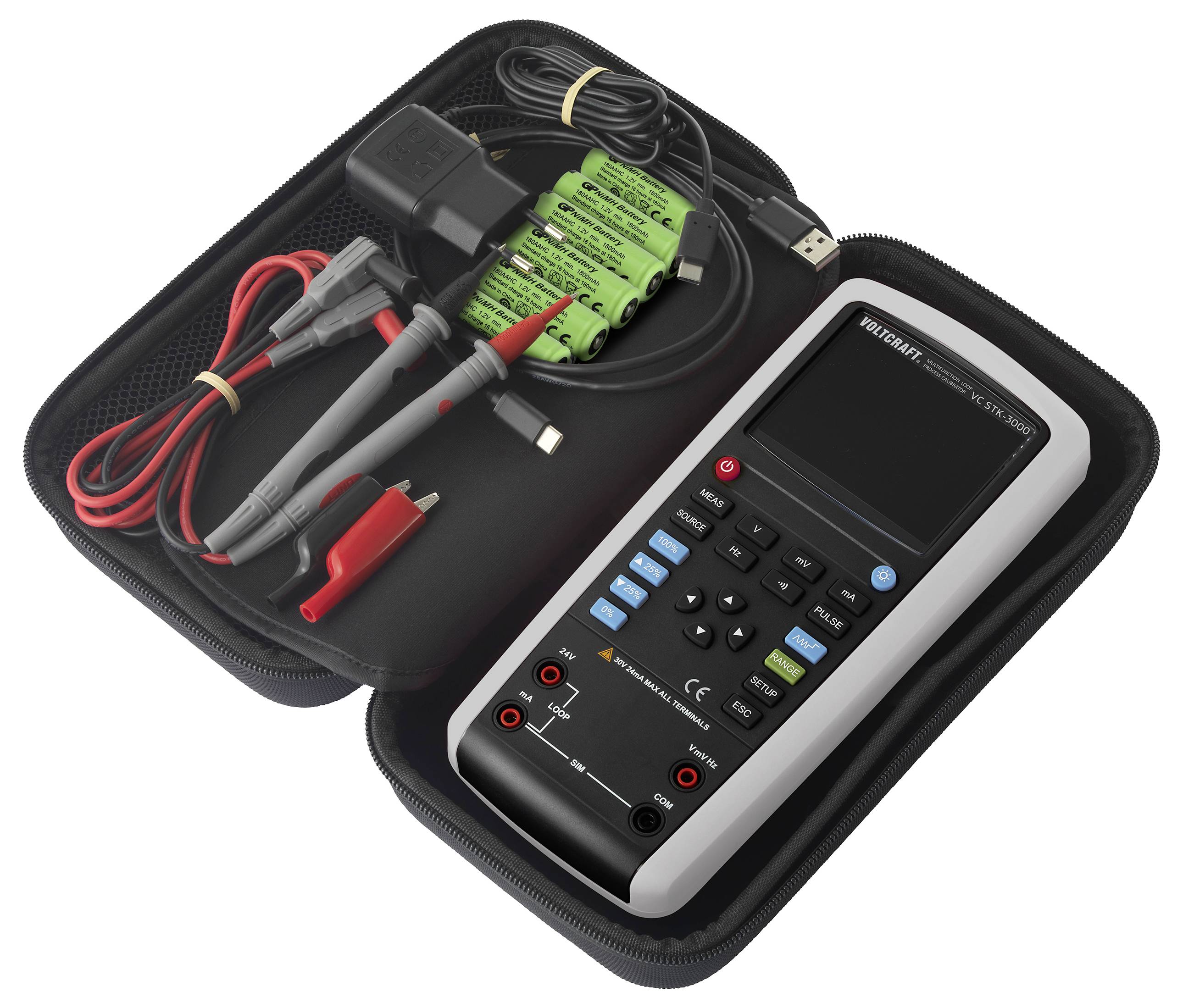 En bärbar multimeter med display och knappar, i ett öppet skyddsfodral med kablar och adapter.