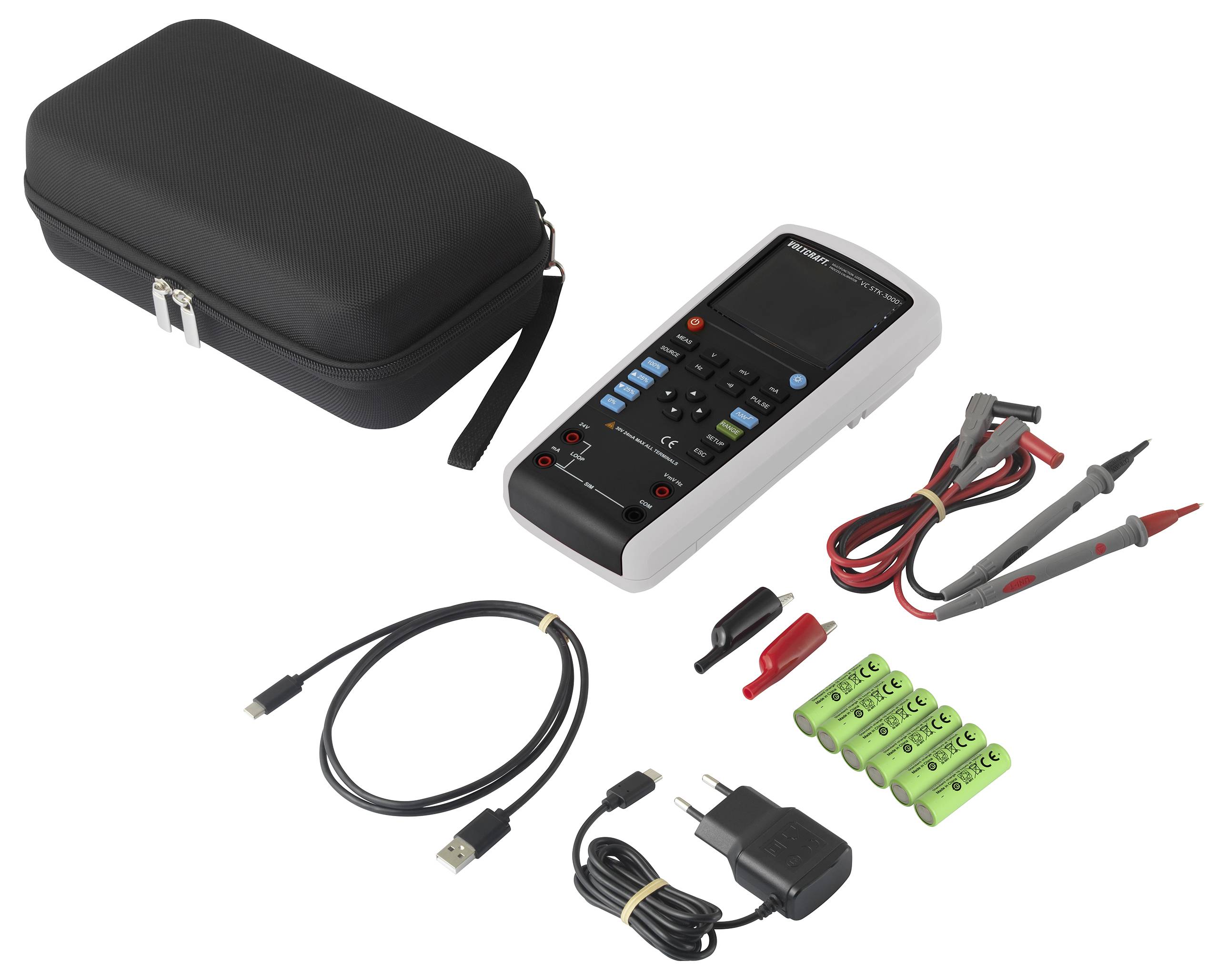 Digitalt multimeter med tillbehör: förvaringsväska, USB-kabel, mätsladdar, batteriställ, nätadapter och batterier.