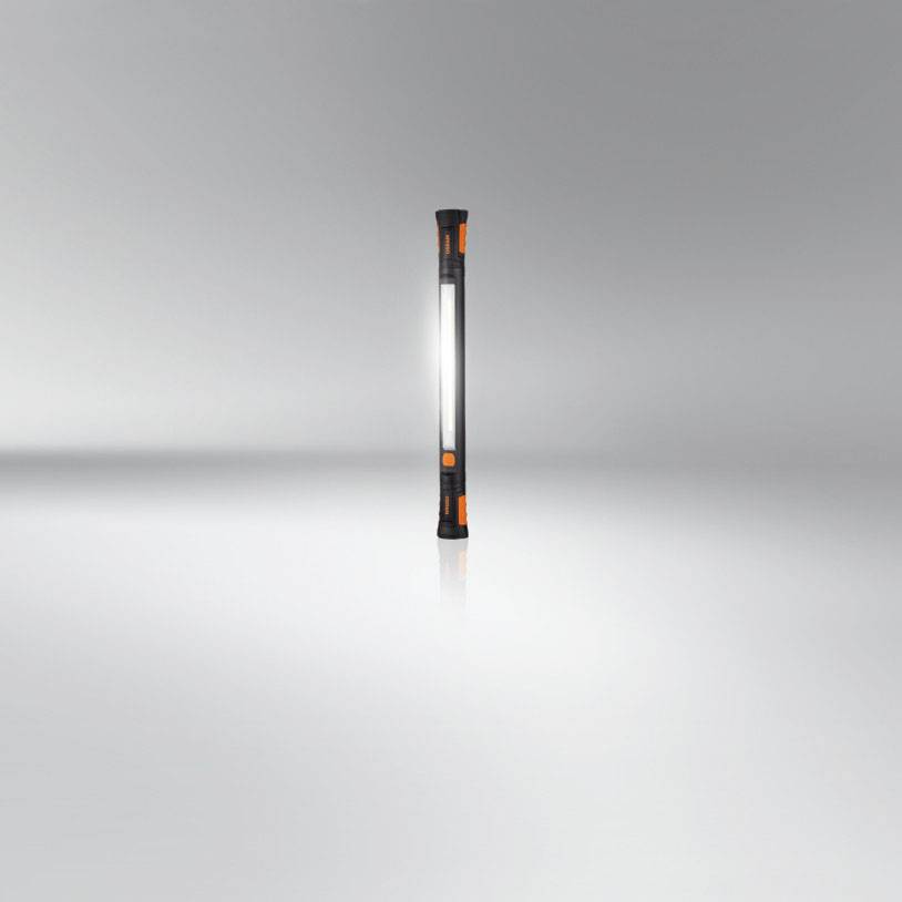 Bärbar LED-stavlampa på grå bakgrund; vertikal, med svart hölje och orangea accenter; påslagen.