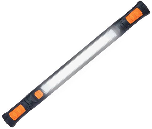 En lång, smal LED-armatur med svart hölje och orangefärgade ändlock. Den är utformad för bred belysning.