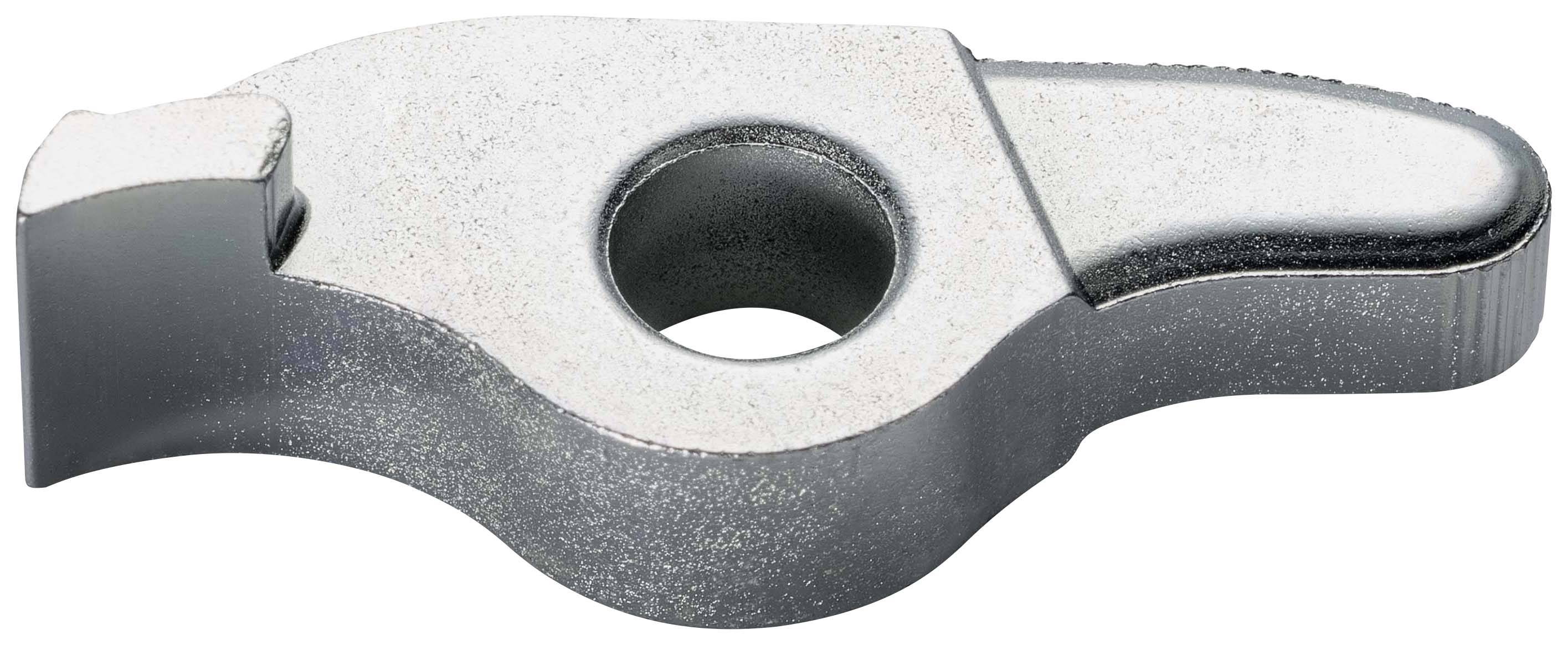 Metallisk spärr i kamform, blank yta, med centralt hål, del av ett låssystem eller mekanisk apparat.