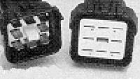 En adapter med två USB-portar, lämplig för att ladda flera enheter samtidigt.