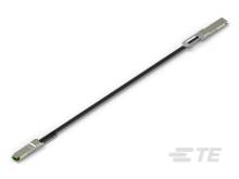 Ett svart HDMI-kabel med silverfärgade kontakter i båda ändar, diagonalt placerat mot en vit bakgrund.