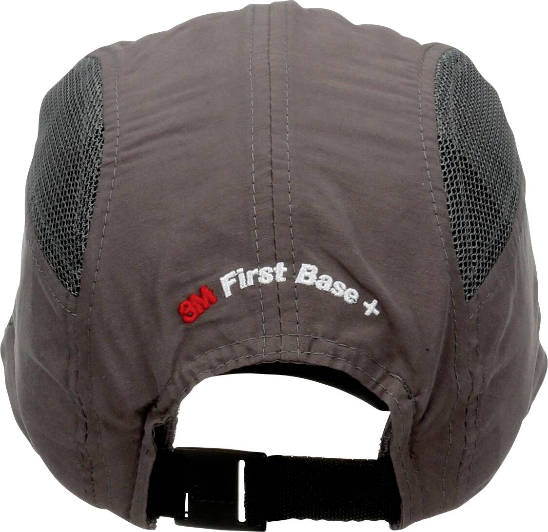 Grå-svart keps med grått nät på sidorna, 'First Base +' från 3M broderat baktill.