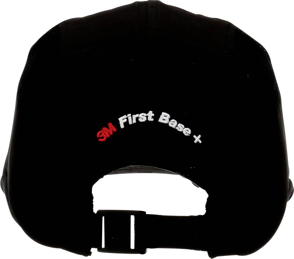 Svart basebollkeps sedd bakifrån med broderi '3M First Base+' i vitt och rött. Justerbart band och plastspänne synligt.
