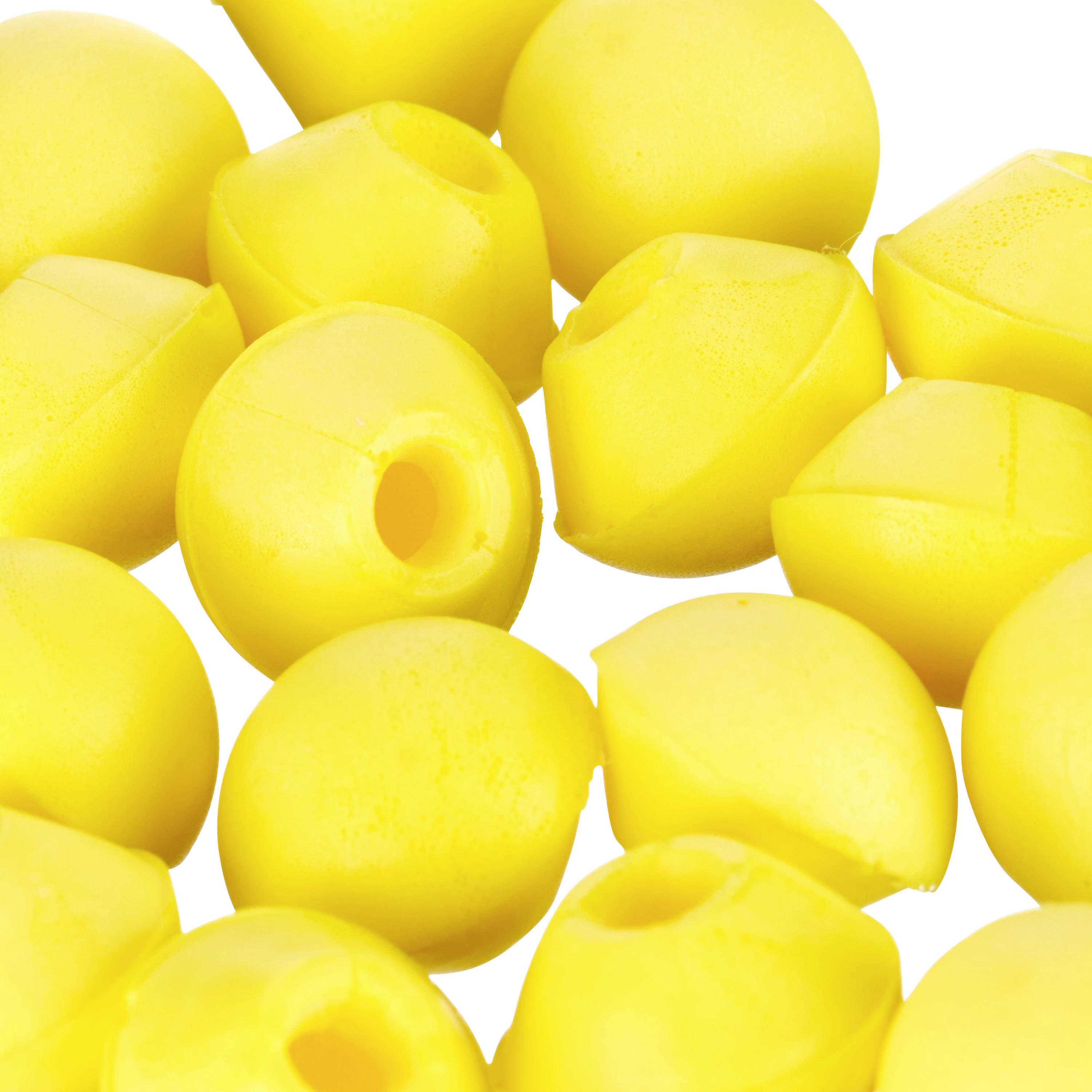 Gula plastpärlor, runda och ihåliga, på en vit bakgrund.