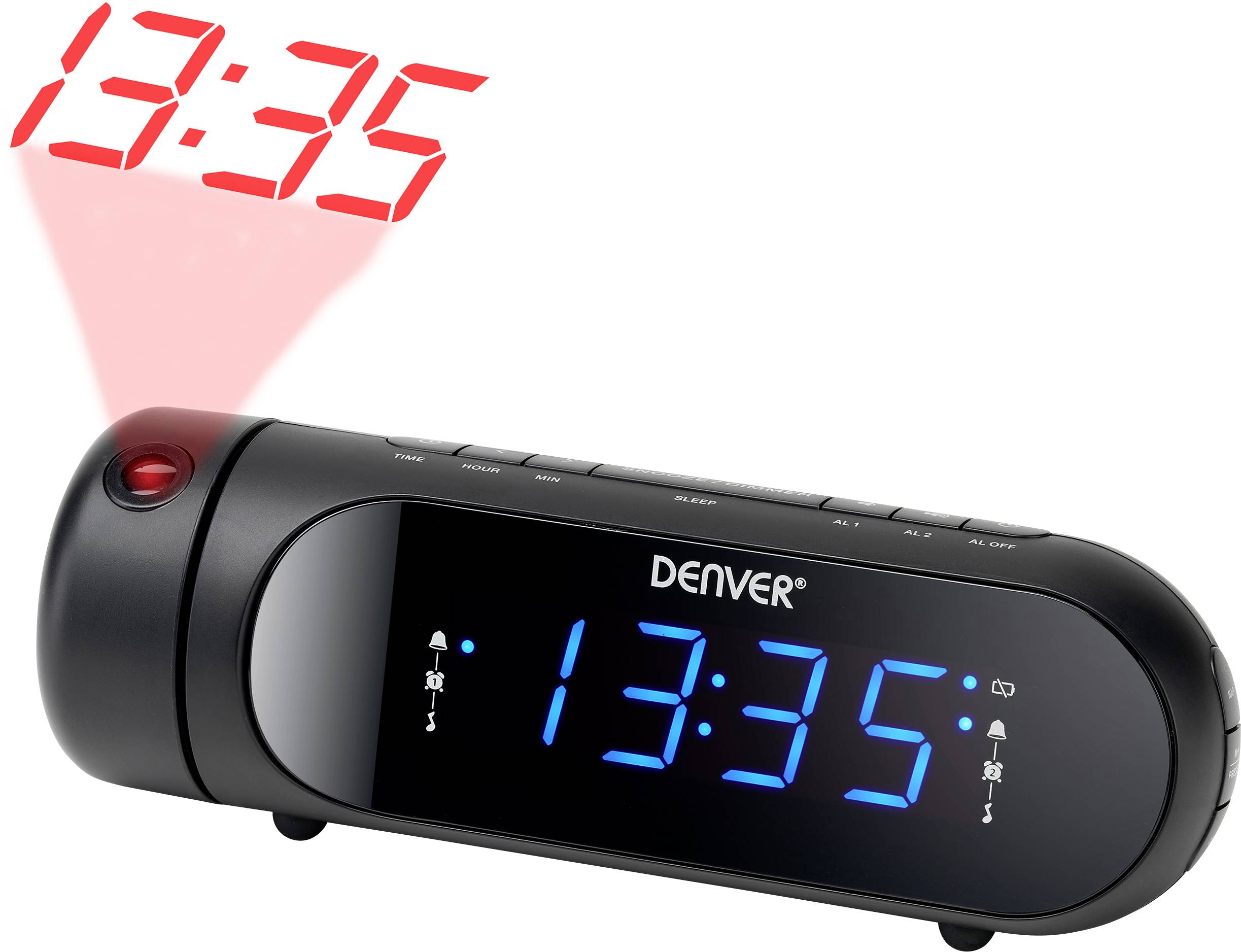 Elektronisk väckarklocka med blå LED-display visar tiden '13:35'. Projektorn ovanpå visar samma tid i rött på väggen.