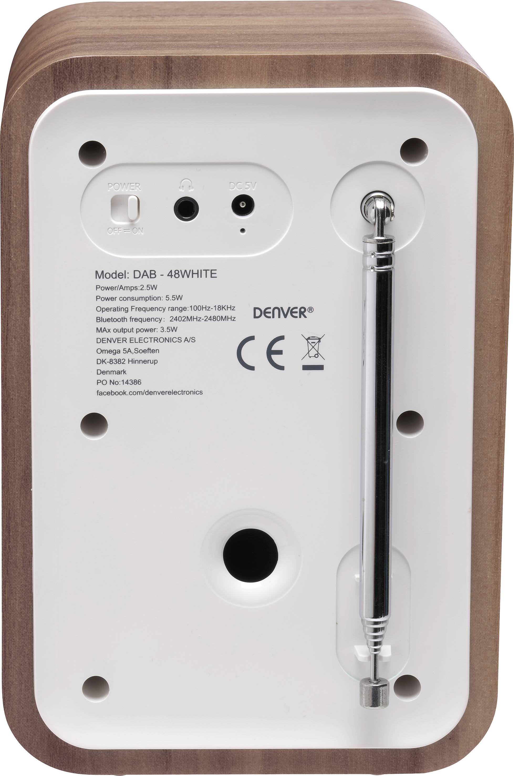 Baksidan av en radio med antenn, strömkontakt och frekvensuppgifter. Modell DAB-48WHITE från märket Denver.