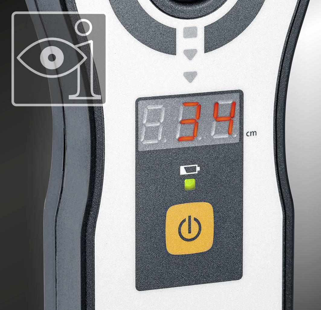 Närbild av en digital mätare med röd display som visar '34 cm'. Under displayen finns en batterisymbol och en orangefärgad påslagningsknapp.