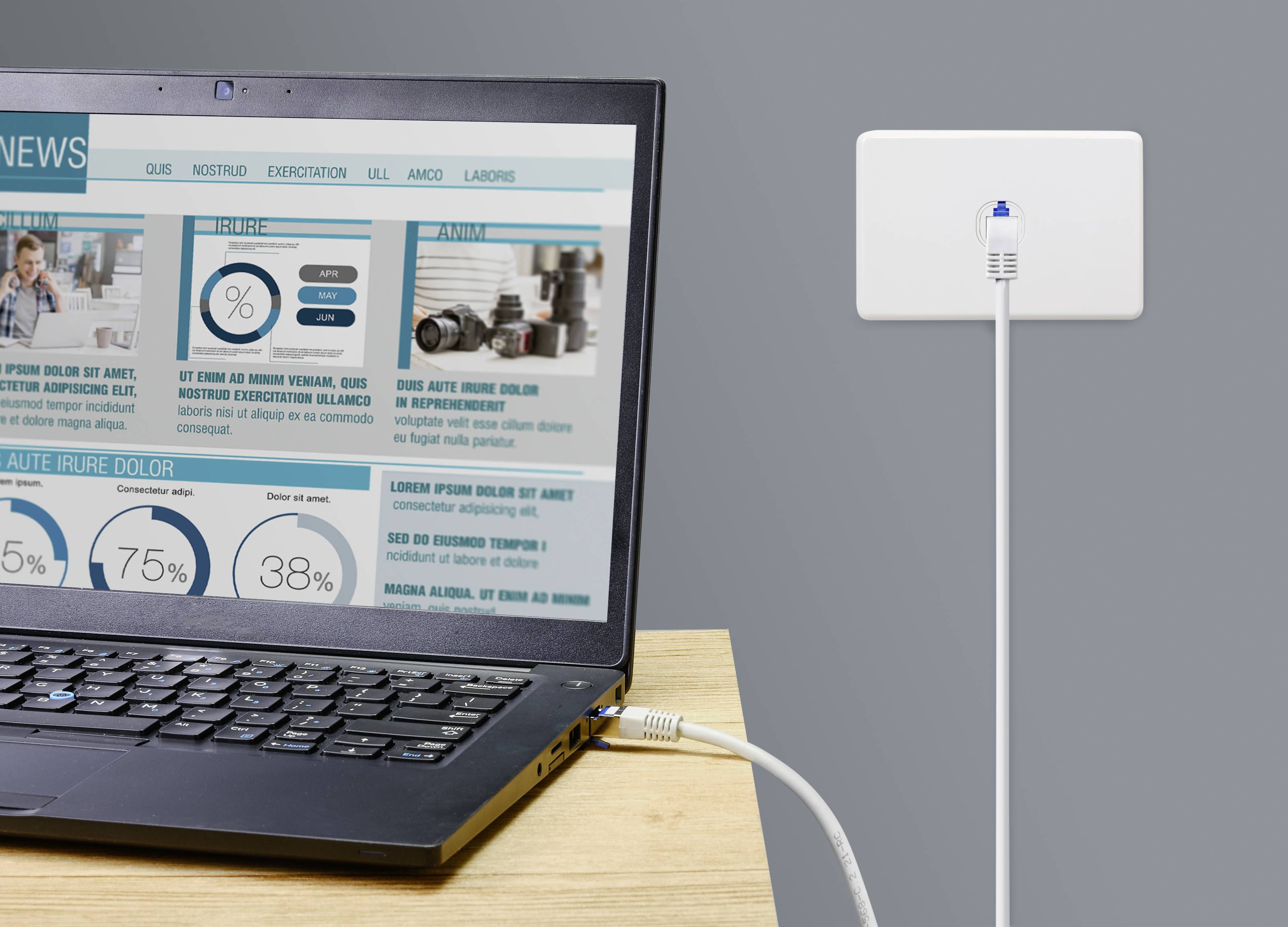 En bärbar dator är ansluten till en vägguttag via en Ethernet-kabel; på skärmen visas meddelanden och statistiska data.