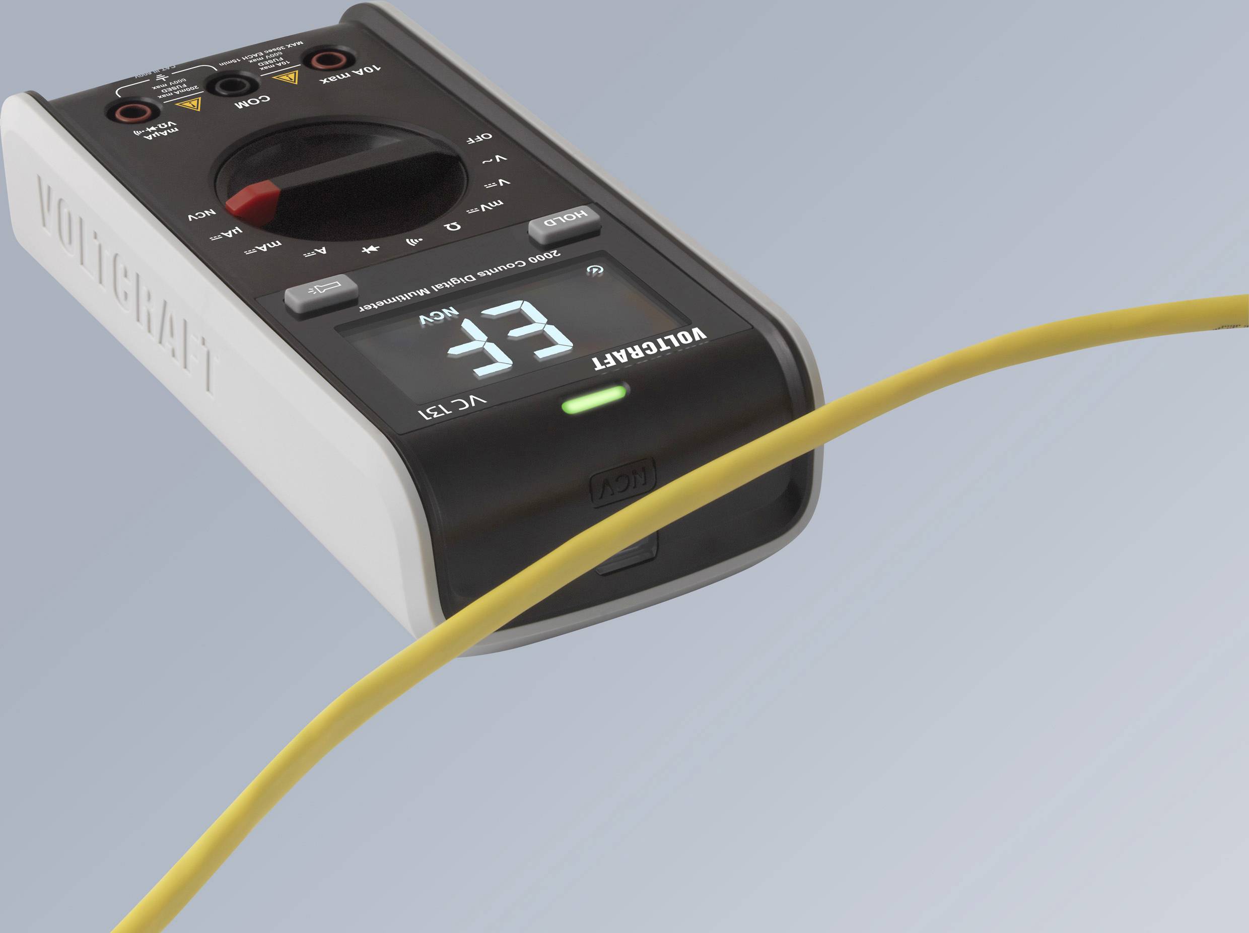 Multimeter med gult kabel, visar 33. Enhetsnummer VC131 är synlig, blå bakgrund.