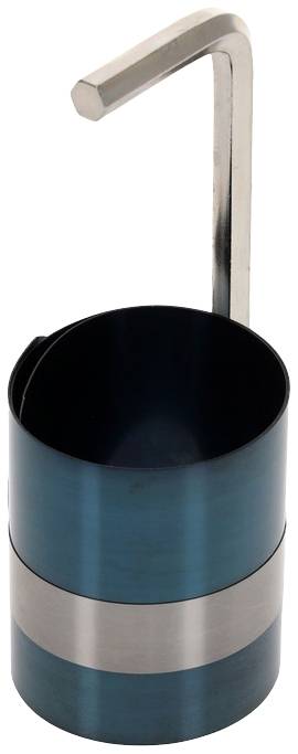 En blå mugg med ett silverfärgat, vertikalt handtag som har en krok i änden. Muggen är gjord av metall.