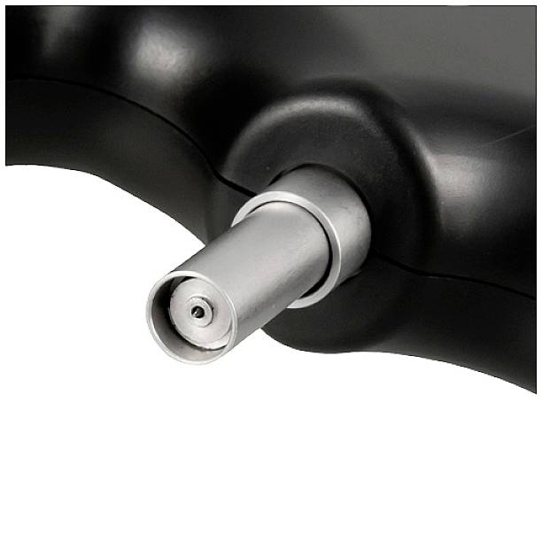 En närbild av en gasdämpstol med fokus på den cylindriska metallstolpen som är monterad i stolens bas.