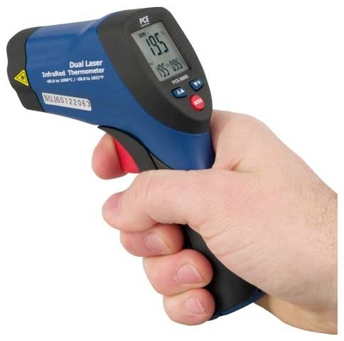 Hand som håller en blå infraröd dubbellasertemperaturpistol, som visar en digital temperaturavläsning på sin display.