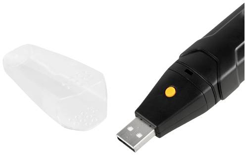 Ett svart USB-minne med en orange knapp, bredvid en genomskinlig skyddskåpa.