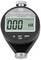 En digital durometer för hårdhetsmätning med visning '000 HA'. Svart hölje, silverfärgad vridknapp, mätspets nedtill.