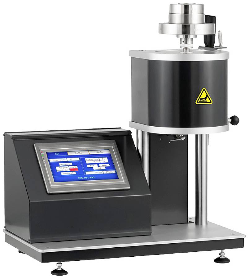 En apparat för att mäta flödesförmågan hos plastmaterial, utrustad med en digital display för visning av data och resultat.