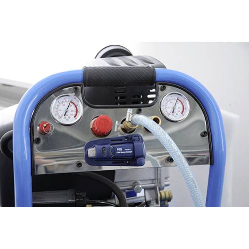 Kompressor med blå ram, tryckmätare för bar och PSI, röd nödstoppsknapp och slangkoppling, i en verkstadsmiljö.
