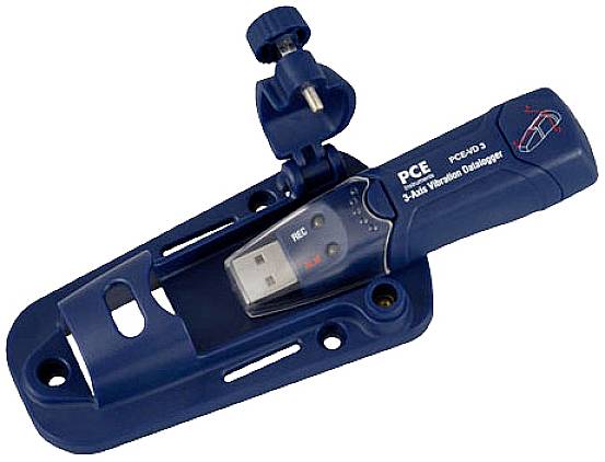 Datalogger med USB-anslutning på ett blått fäste. Texten 'PCE 3-Axis Vibration Data Logger' synlig.