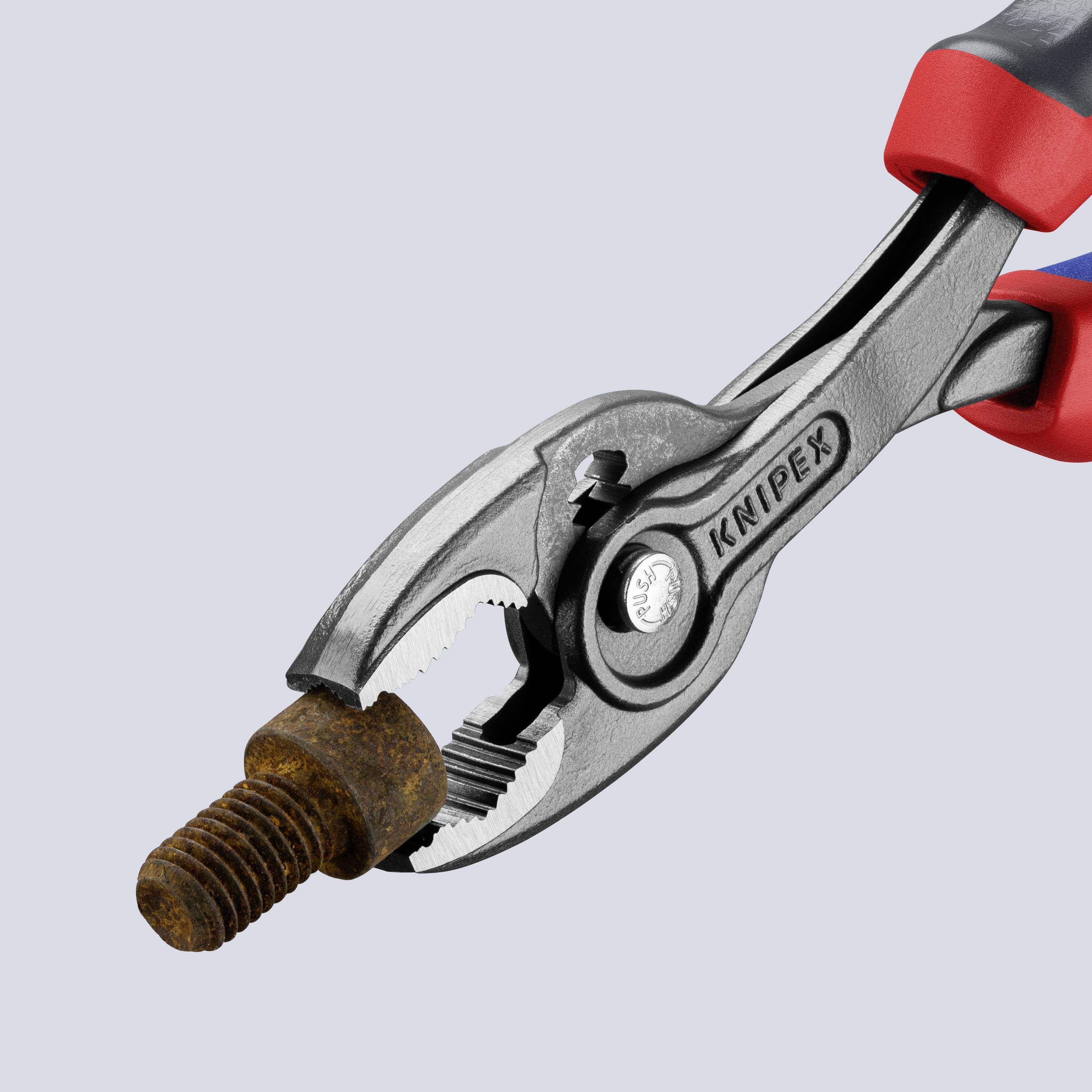 Knipex-tång som griper tag i en rostig skruv, avbildad på grå bakgrund.