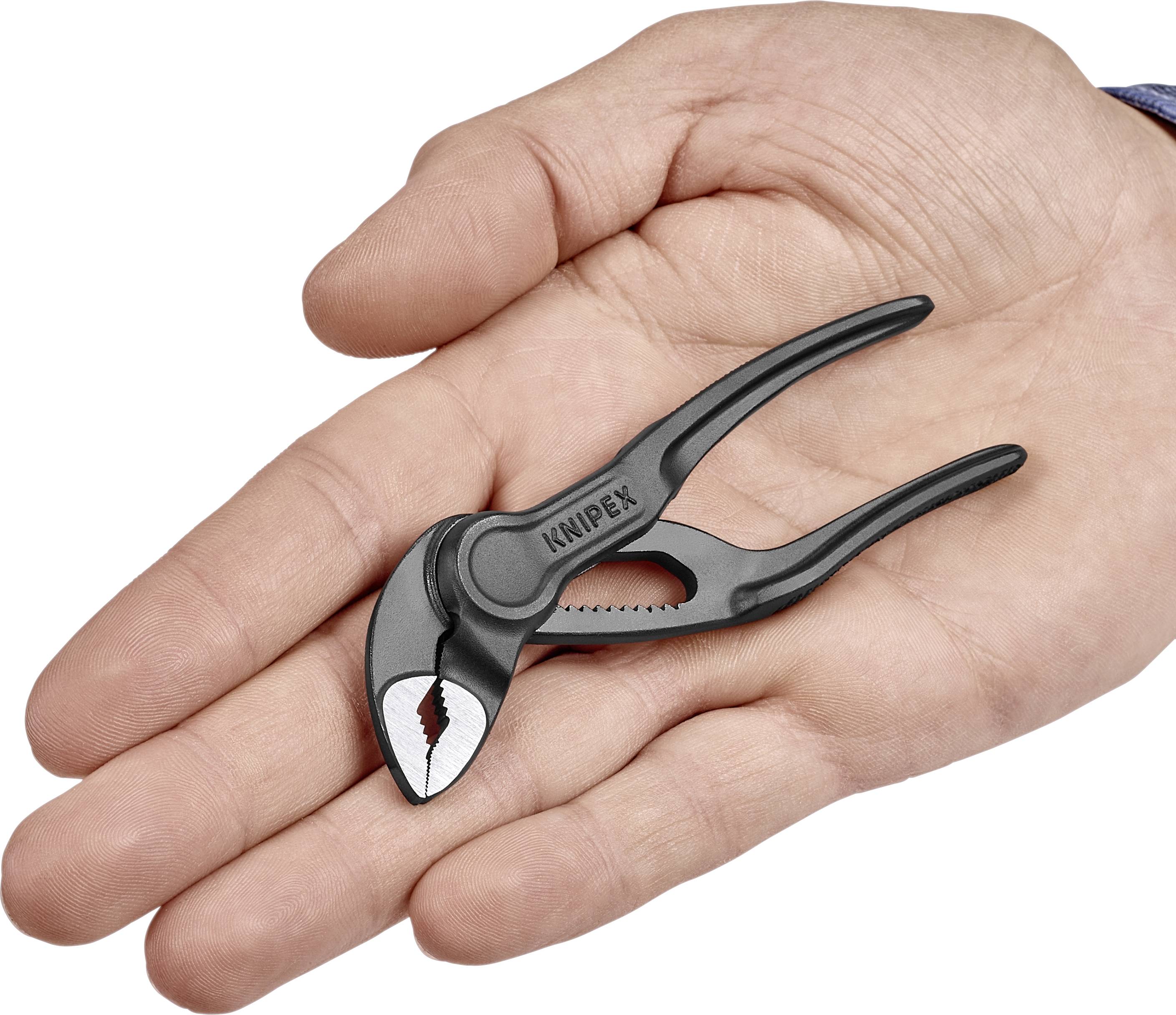 En hand håller en liten svart rörtång med påskriften 'KNIPEX' på tången.