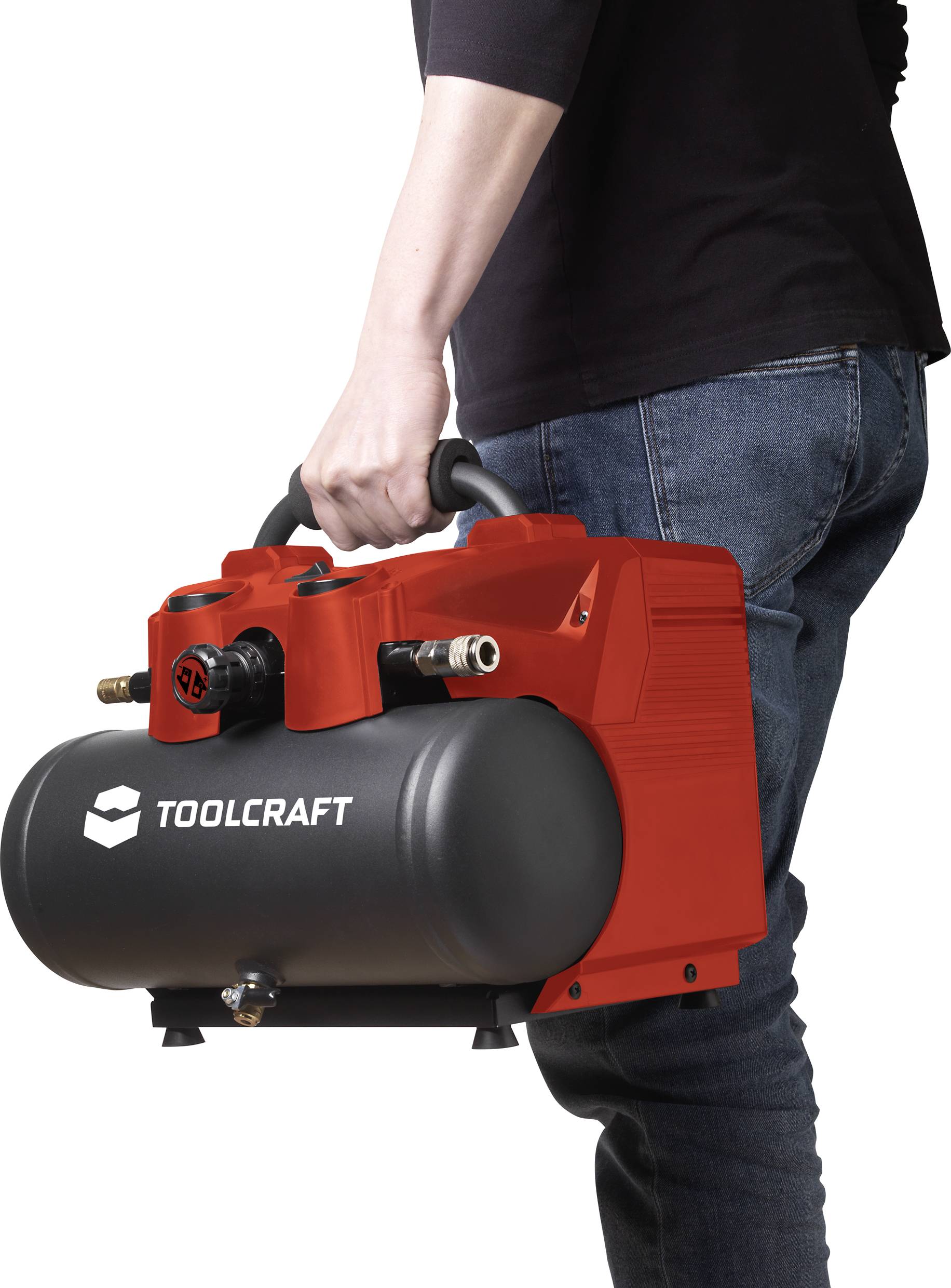 En person bär en röd Toolcraft-kompressor utan sladdar eller slangar, lämplig för portabelt bruk.